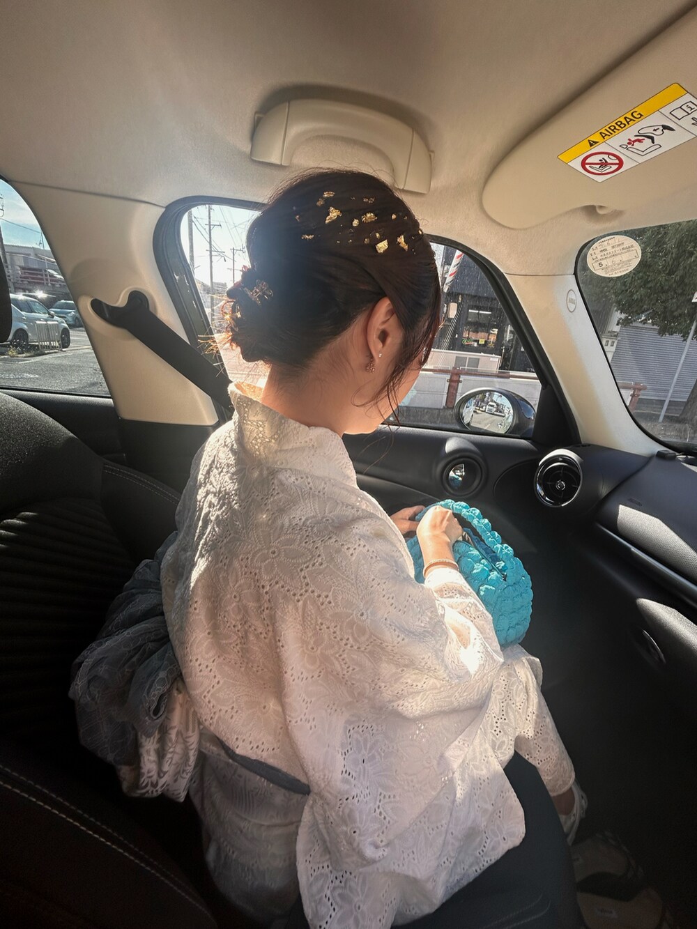 レッド系のヘアアクセサリーを着用したレディースの夏コーディネートの4枚目の写真