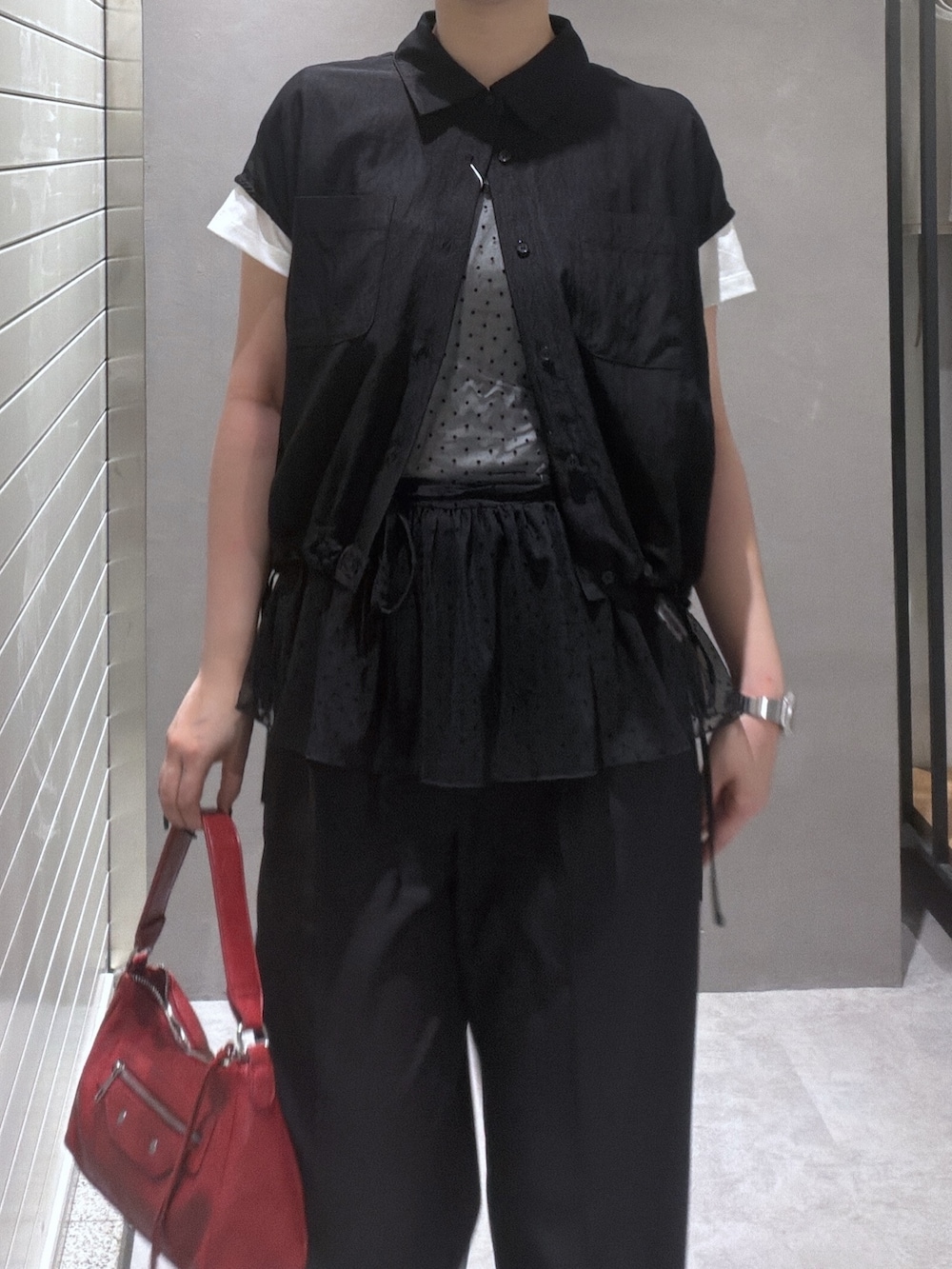 ブラック系のシャツ/ブラウス、ブラック系のTシャツ/カットソー、レッド系のショルダーバッグを着用したレディースの夏コーディネートの4枚目の写真