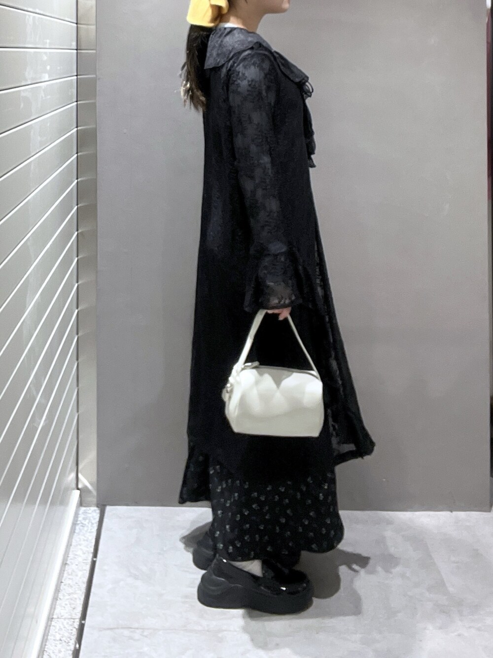 ブラック系のワンピース、ブルー系のTシャツ/カットソー、ブラック系のワンピースを着用したレディースの冬コーディネートの3枚目の写真