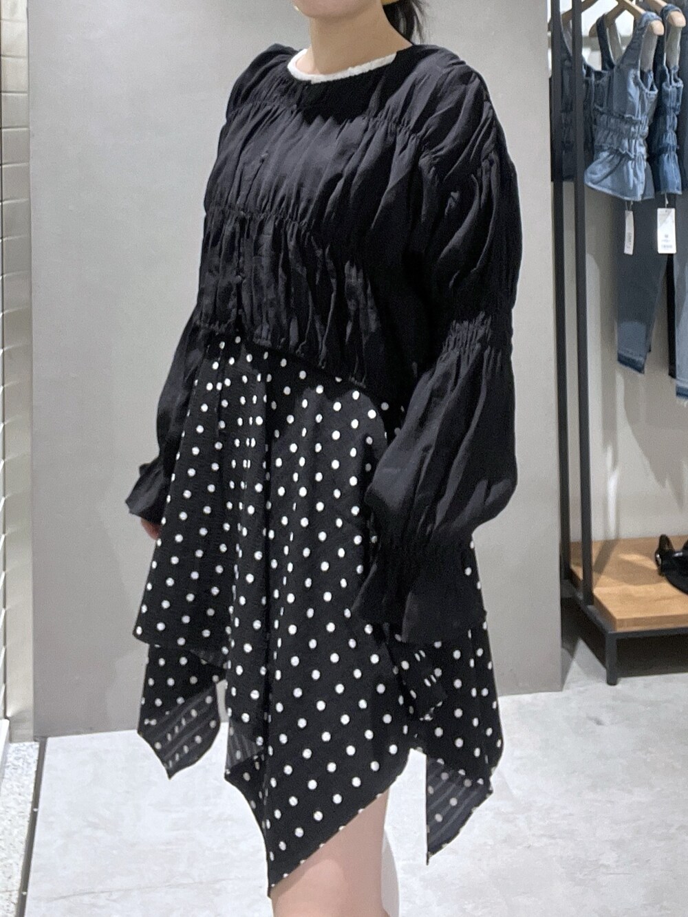 ブラック系のシャツ/ブラウス、ブラック系のワンピース、ブラック系のその他パンツを着用したレディースの春コーディネートの5枚目の写真