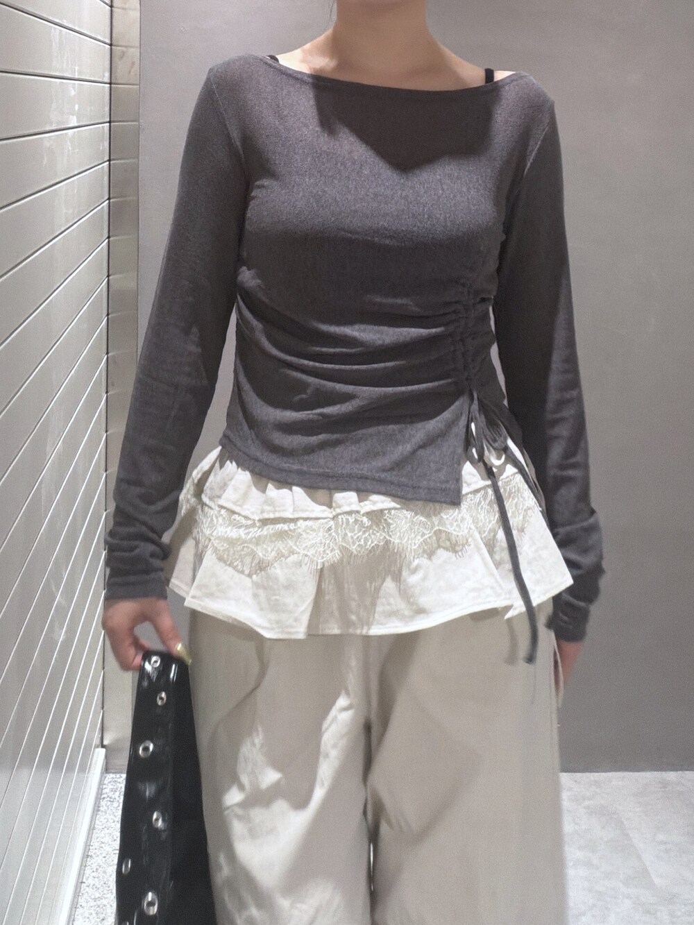 グレー系のTシャツ/カットソー、ホワイト系のその他パンツ、ブラック系のショルダーバッグを着用したレディースの秋コーディネートの4枚目の写真