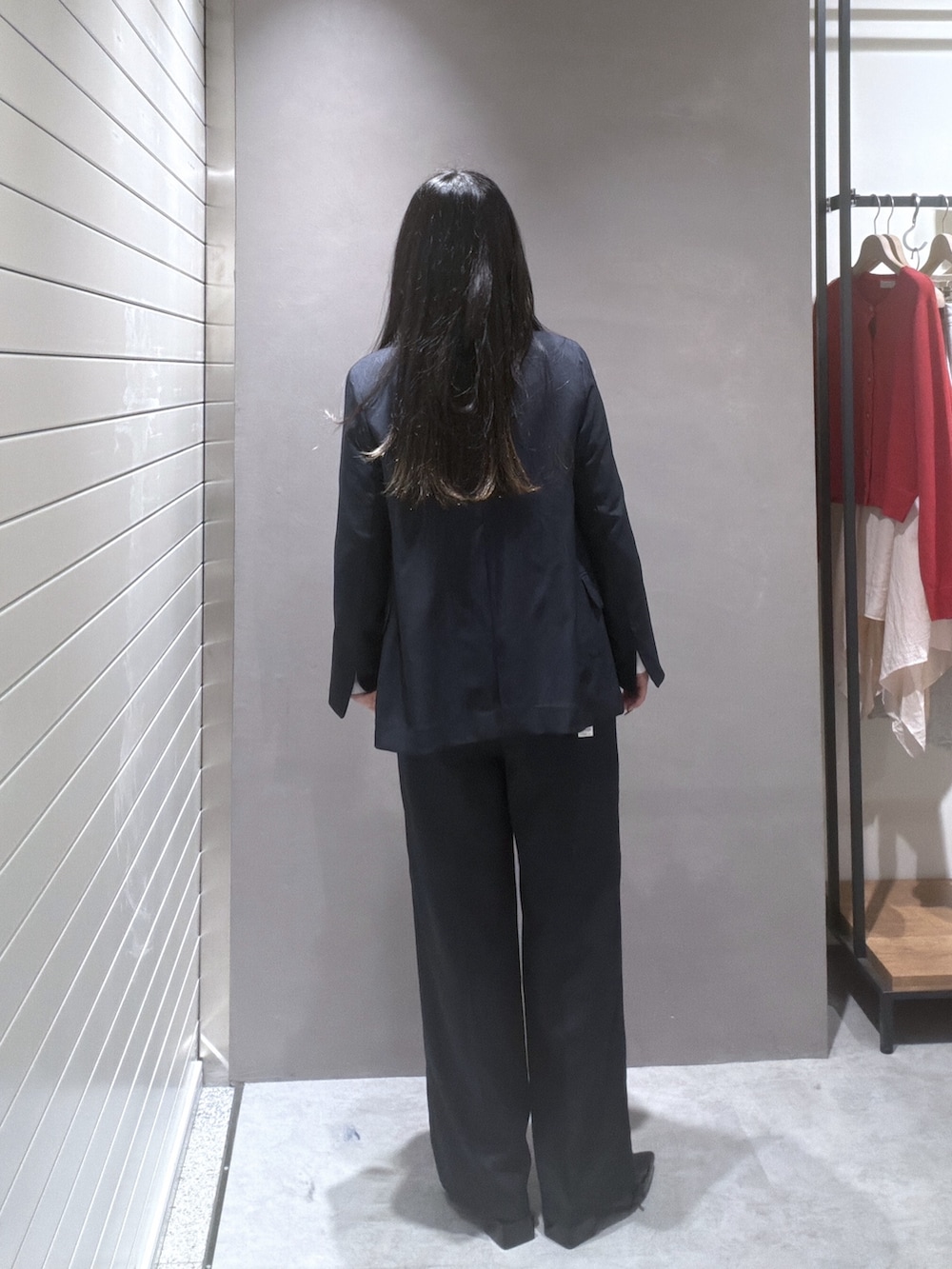 ブルー系のブルゾン、ブルー系のその他パンツ、ホワイト系のシャツ/ブラウスを着用したレディースの春コーディネートの3枚目の写真