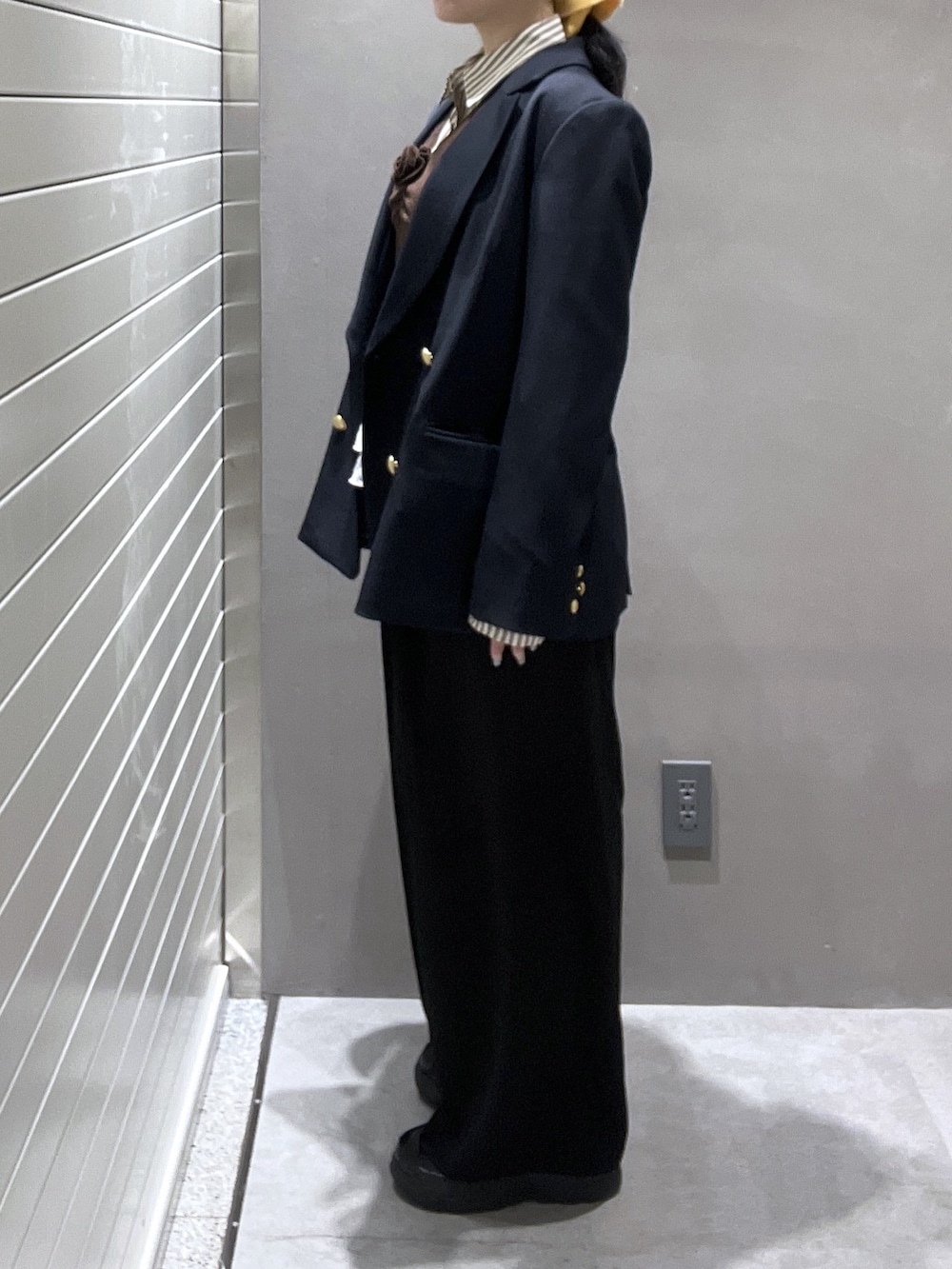 ブルー系のテーラードジャケット、ブラウン系のシャツ/ブラウス、ブラウン系のニット/セーターを着用したレディースの冬コーディネートの2枚目の写真