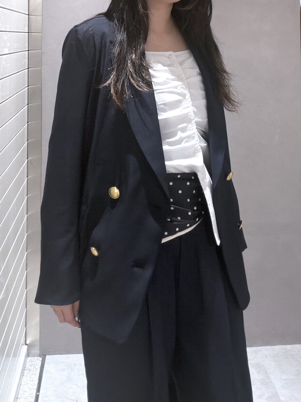 ブルー系のブルゾン、ブルー系のその他パンツ、ホワイト系のシャツ/ブラウスを着用したレディースの春コーディネートの5枚目の写真