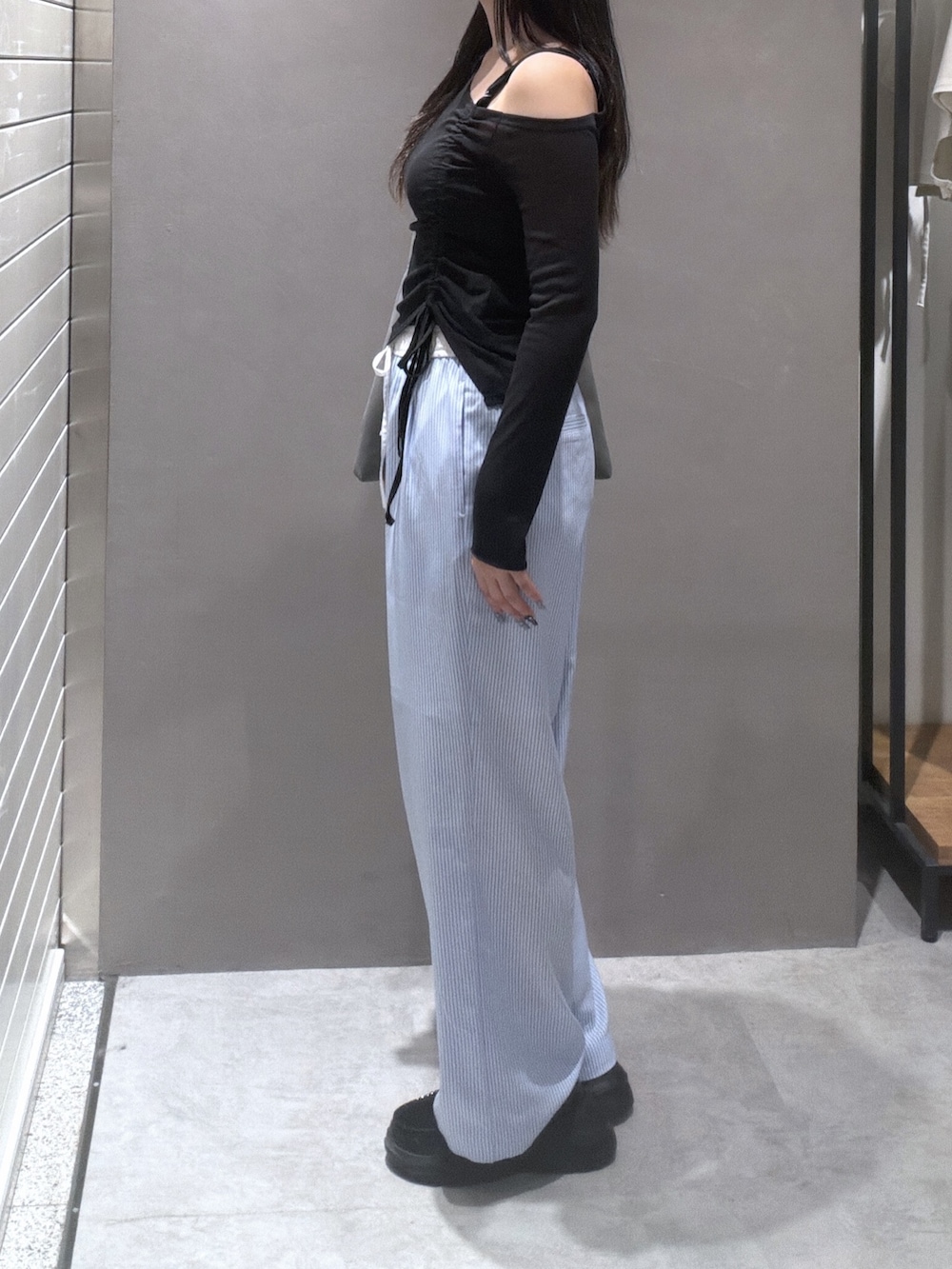 ブラック系のTシャツ/カットソー、ブルー系のその他パンツ、ブラック系のショルダーバッグを着用したレディースの春コーディネートの2枚目の写真