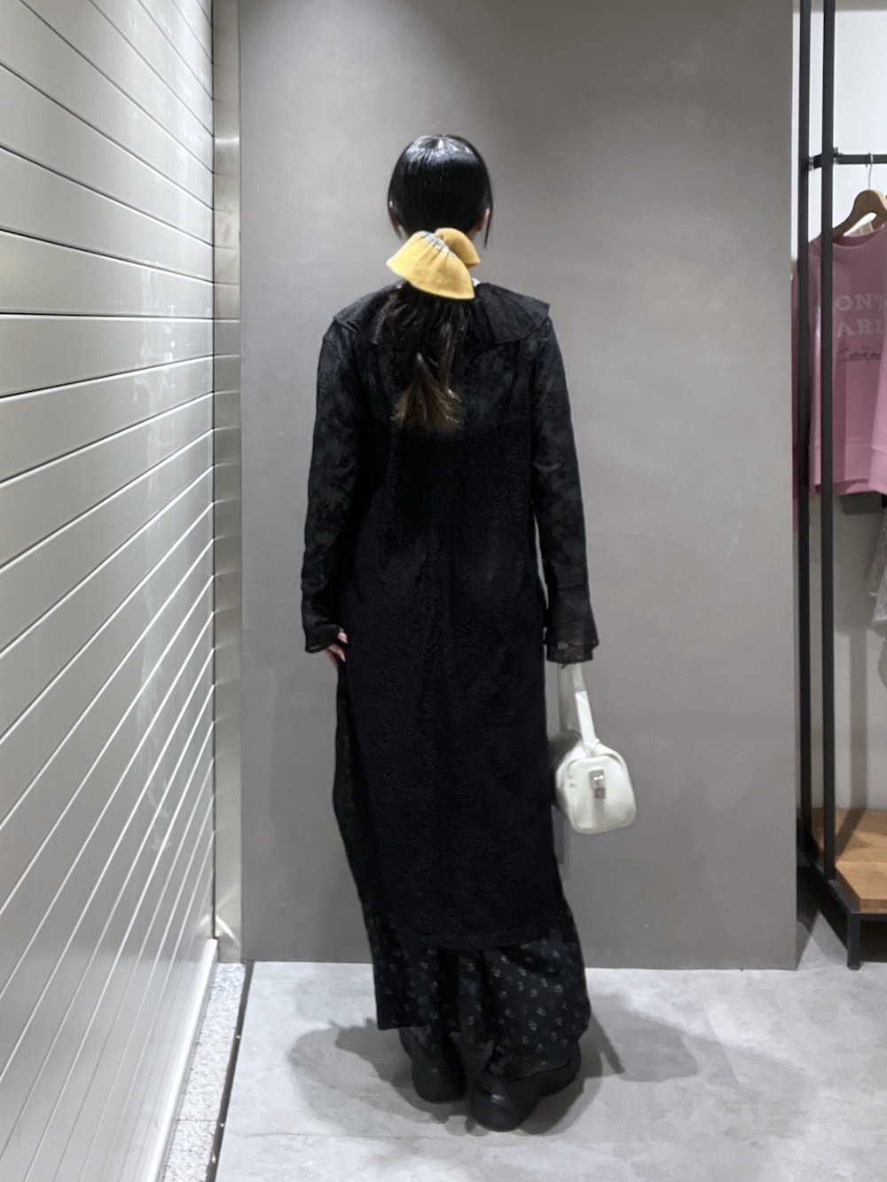 ブラック系のワンピース、ブルー系のTシャツ/カットソー、ブラック系のワンピースを着用したレディースの冬コーディネートの2枚目の写真