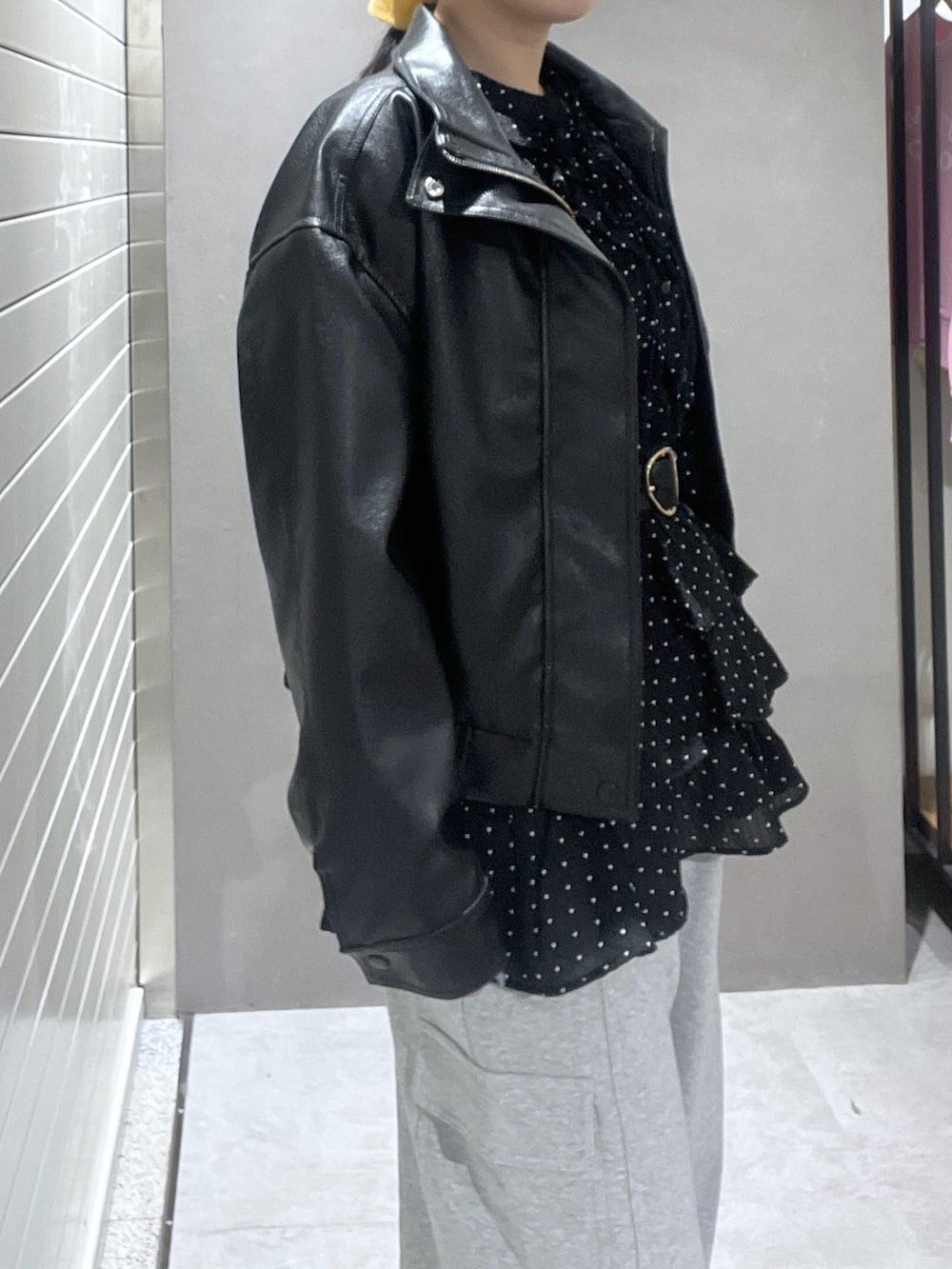 ブラック系のシャツ/ブラウス、ブラック系のブルゾン、グレー系のその他パンツを着用したレディースの冬コーディネートの5枚目の写真