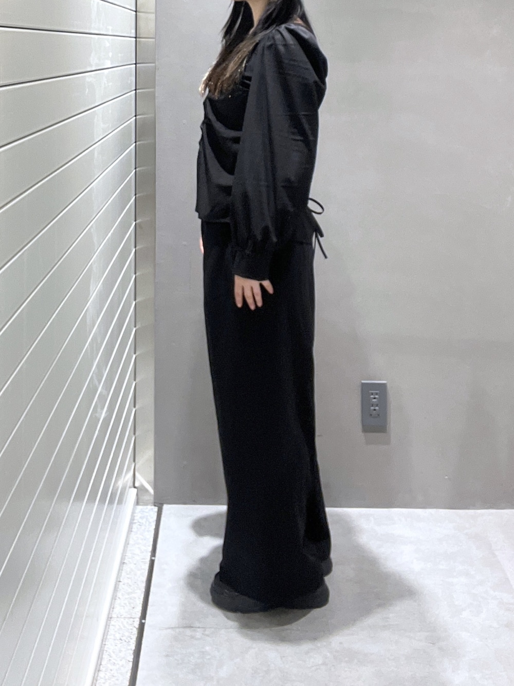 ブラック系のスラックス、ブラック系のシャツ/ブラウス、ブルー系のバンダナ/スカーフを着用したレディースの冬コーディネートの2枚目の写真