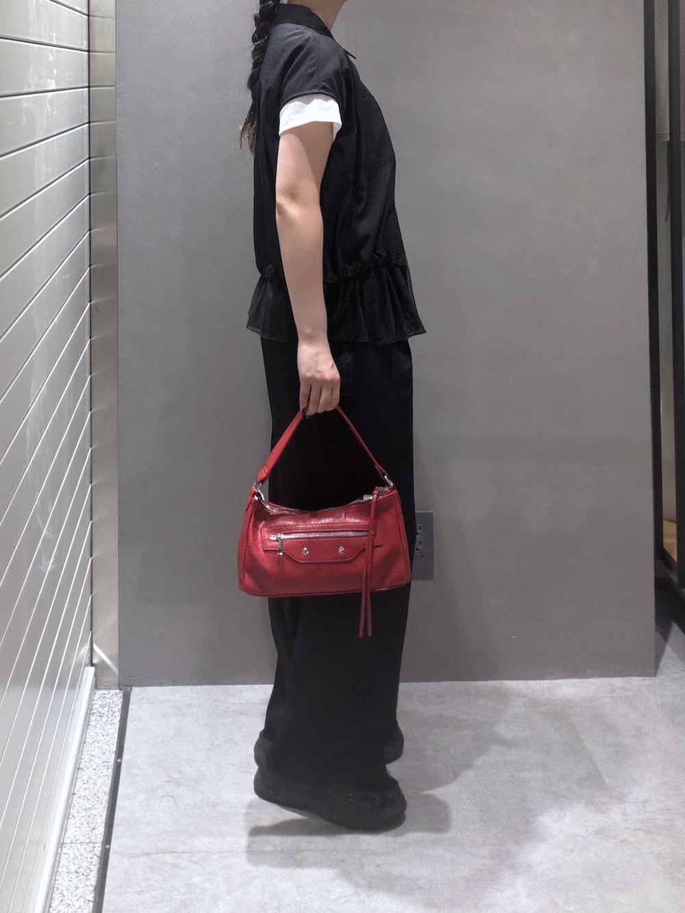 ブラック系のシャツ/ブラウス、ブラック系のTシャツ/カットソー、レッド系のショルダーバッグを着用したレディースの夏コーディネートの2枚目の写真