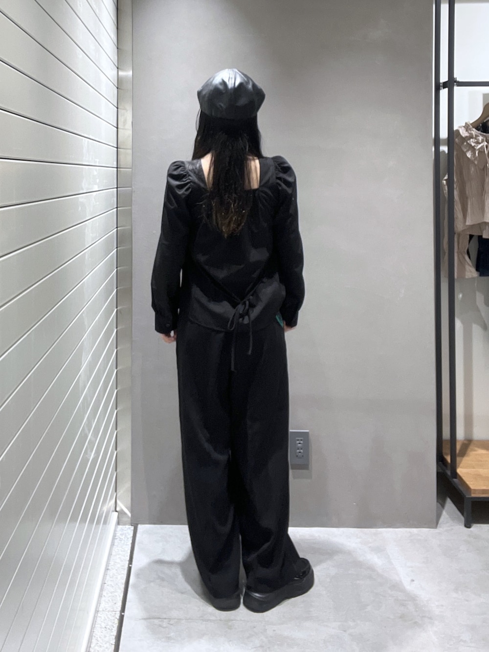 ブラック系のスラックス、ブラック系のシャツ/ブラウス、ブルー系のバンダナ/スカーフを着用したレディースの冬コーディネートの3枚目の写真