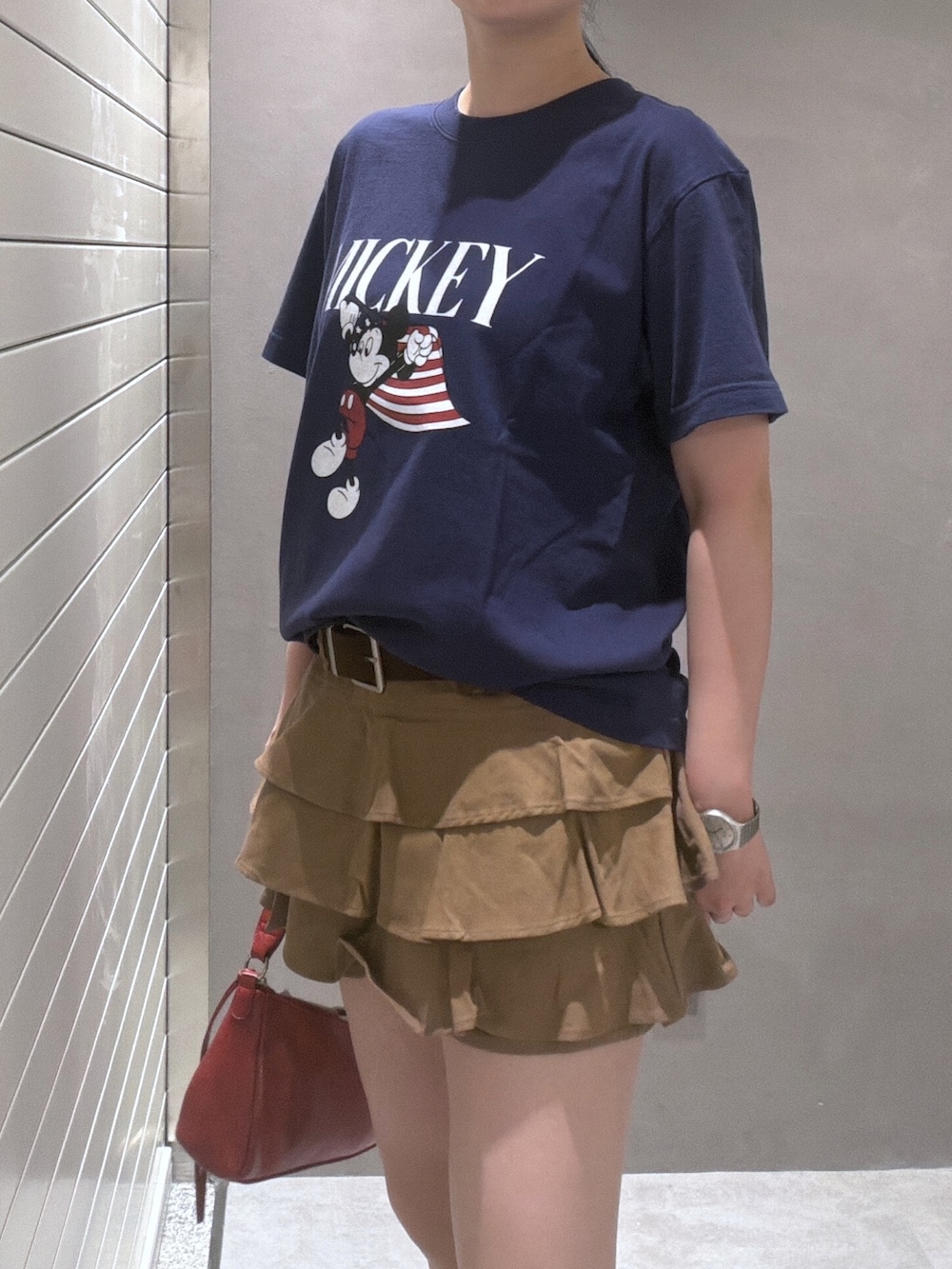 ブルー系のTシャツ/カットソー、ベージュ系のスカート、レッド系のショルダーバッグを着用したレディースの夏コーディネートの5枚目の写真