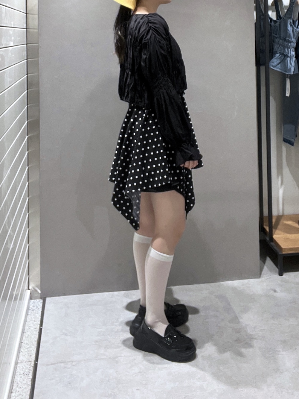 ブラック系のシャツ/ブラウス、ブラック系のワンピース、ブラック系のその他パンツを着用したレディースの春コーディネートの2枚目の写真