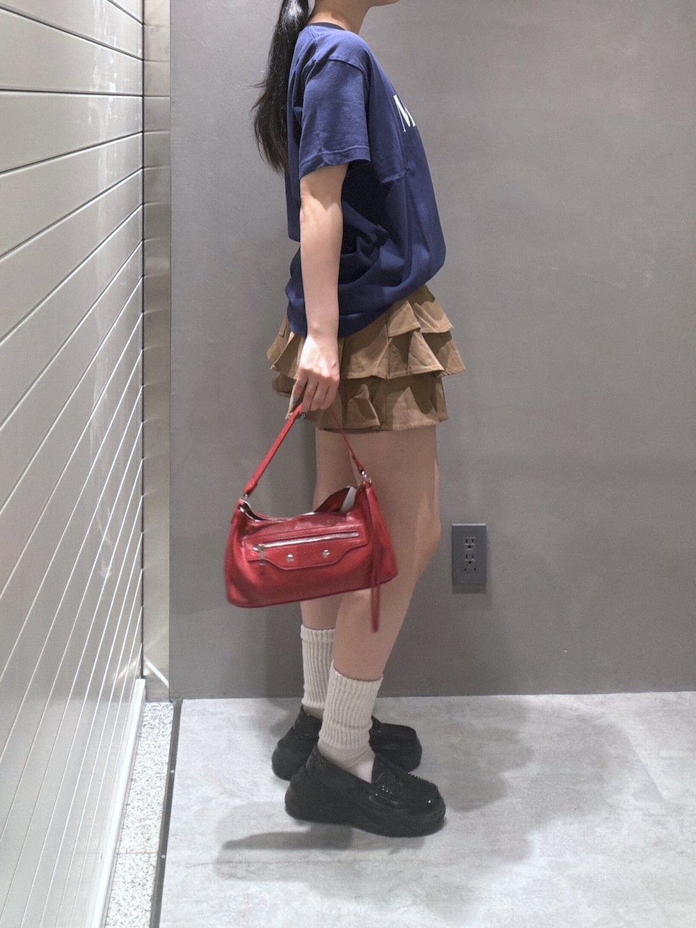 ブルー系のTシャツ/カットソー、ベージュ系のスカート、レッド系のショルダーバッグを着用したレディースの夏コーディネートの2枚目の写真