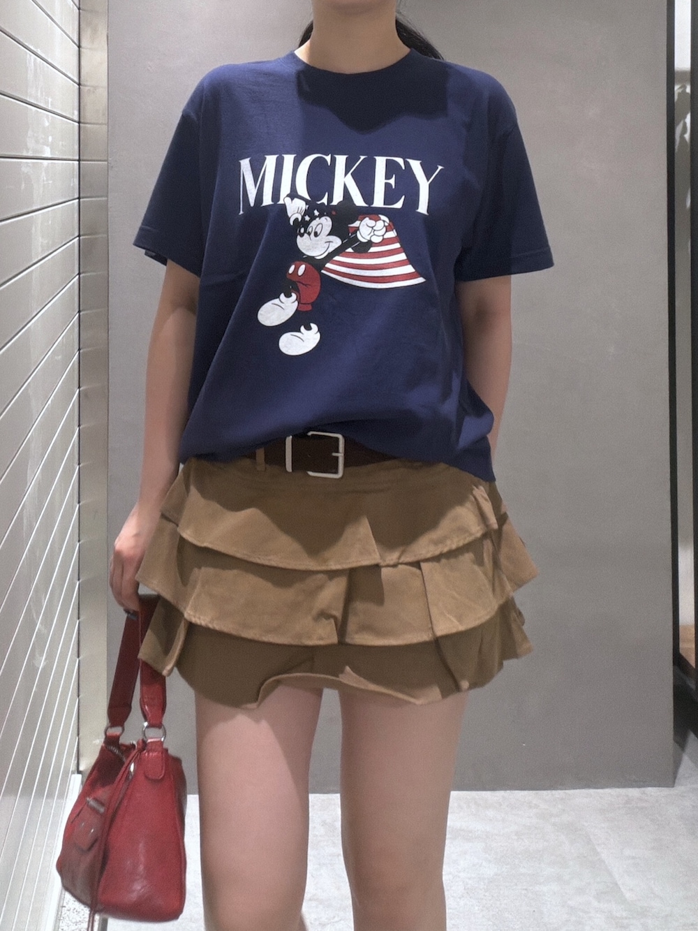 ブルー系のTシャツ/カットソー、ベージュ系のスカート、レッド系のショルダーバッグを着用したレディースの夏コーディネートの4枚目の写真