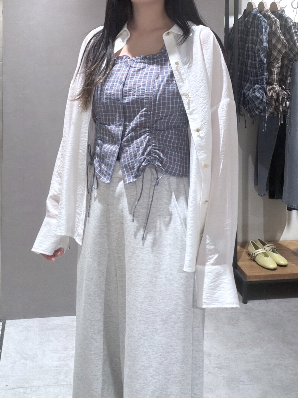 ホワイト系のシャツ/ブラウス、ベージュ系のシャツ/ブラウス、ホワイト系のその他パンツを着用したレディースの夏コーディネートの5枚目の写真