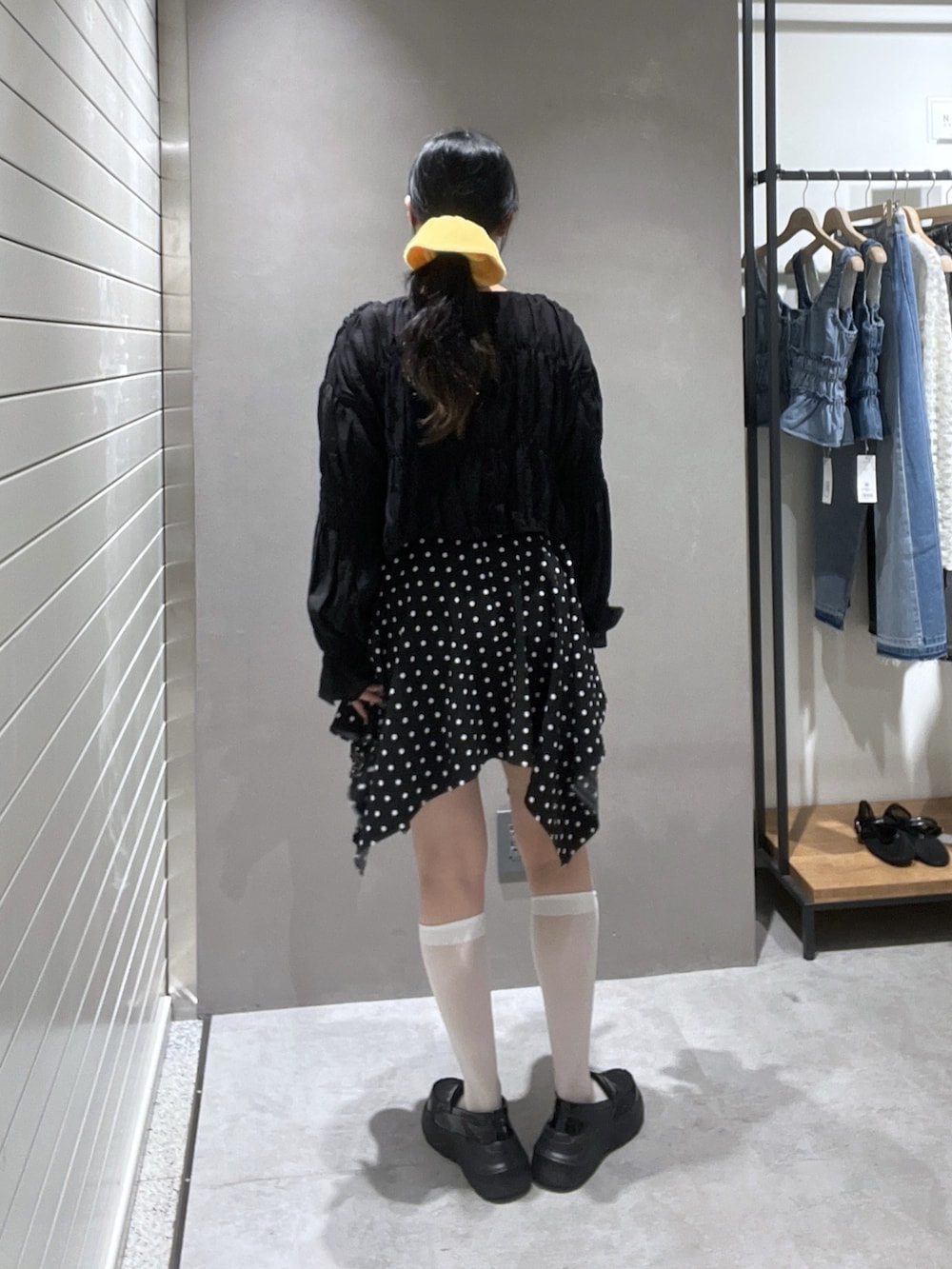 ブラック系のシャツ/ブラウス、ブラック系のワンピース、ブラック系のその他パンツを着用したレディースの春コーディネートの3枚目の写真