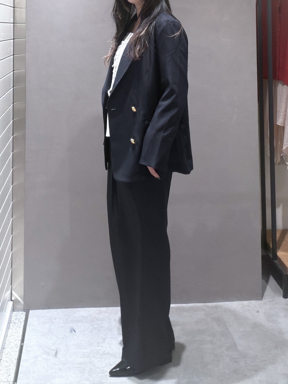 ブルー系のブルゾン、ブルー系のその他パンツ、ホワイト系のシャツ/ブラウスを着用したレディースの春コーディネートの2枚目の写真