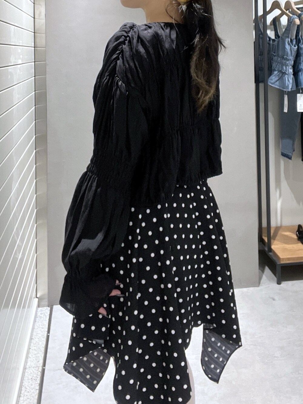 ブラック系のシャツ/ブラウス、ブラック系のワンピース、ブラック系のその他パンツを着用したレディースの春コーディネートの6枚目の写真