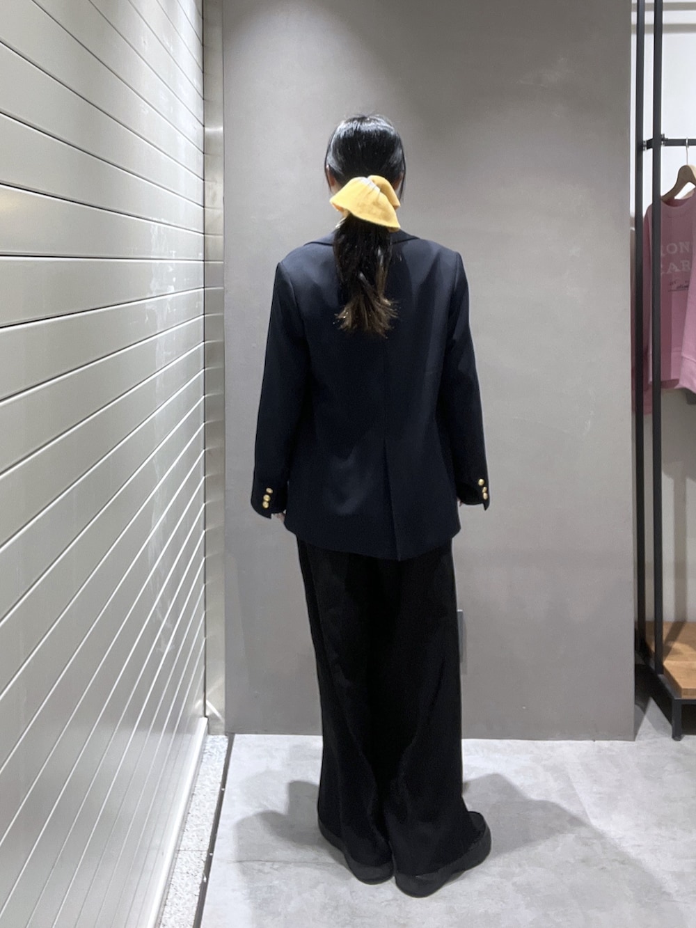 ブルー系のテーラードジャケット、ブラウン系のシャツ/ブラウス、ブラウン系のニット/セーターを着用したレディースの冬コーディネートの3枚目の写真