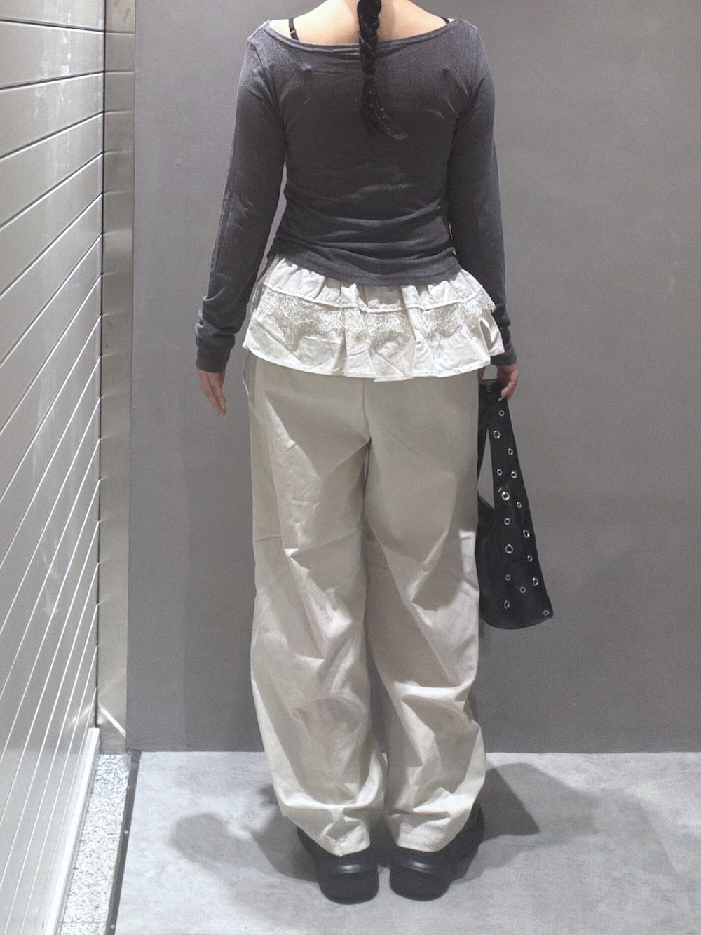 グレー系のTシャツ/カットソー、ホワイト系のその他パンツ、ブラック系のショルダーバッグを着用したレディースの秋コーディネートの3枚目の写真