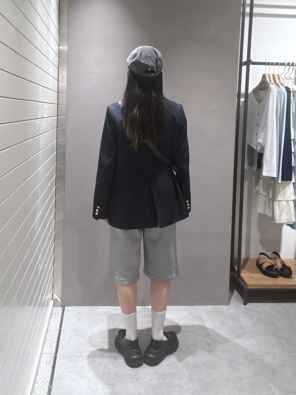 ブルー系のテーラードジャケット、グレー系のTシャツ/カットソー、ブラック系のショルダーバッグを着用したレディースの春コーディネートの3枚目の写真