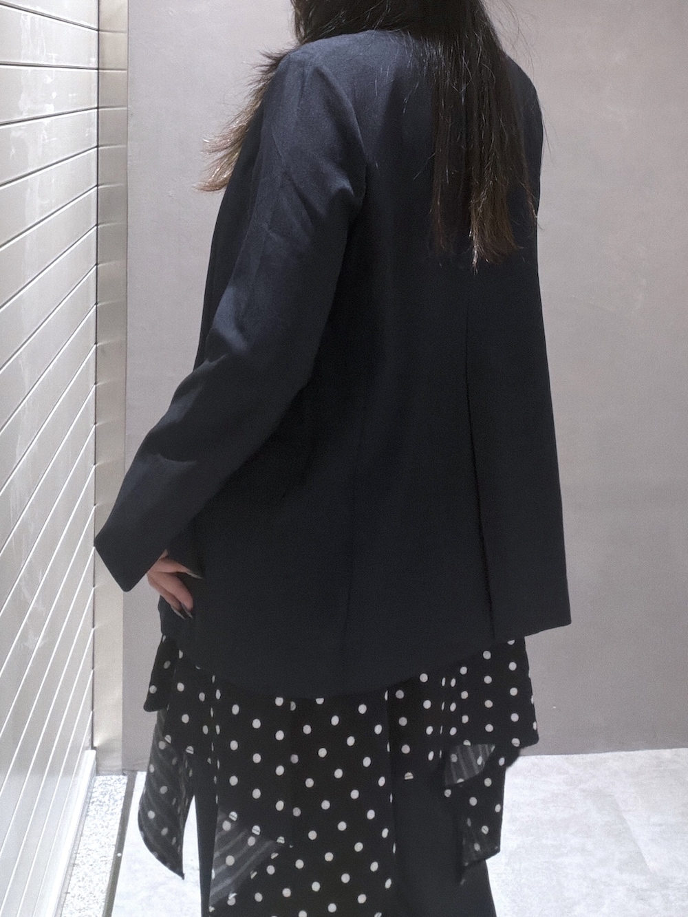 ブルー系のブルゾン、ブラック系のワンピース、ブラック系のTシャツ/カットソーを着用したレディースの春コーディネートの6枚目の写真