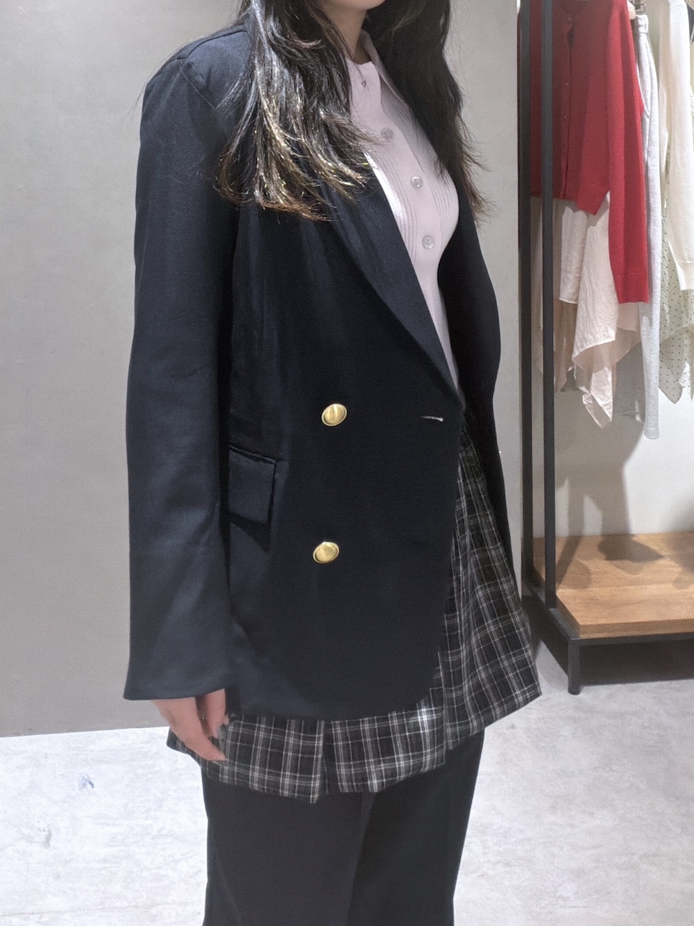 ブルー系のブルゾン、ピンク系のニット/セーター、ブラック系のスカートを着用したレディースの春コーディネートの5枚目の写真