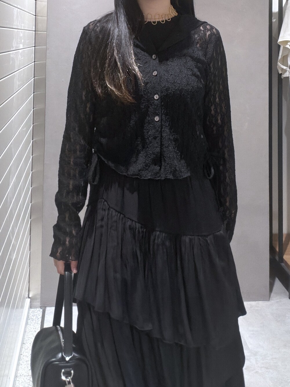 ブラック系のTシャツ/カットソー、ブラック系のスカート、ブラック系のハンドバッグを着用したレディースの春コーディネートの4枚目の写真