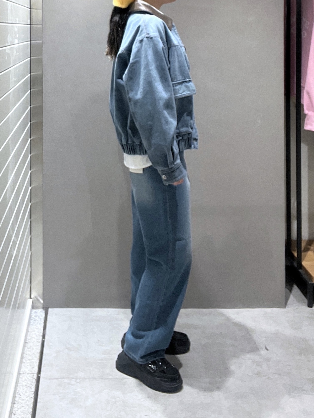 ブルー系のデニムジャケット、ホワイト系のシャツ/ブラウス、ブラウン系のニット/セーターを着用したレディースの冬コーディネートの3枚目の写真