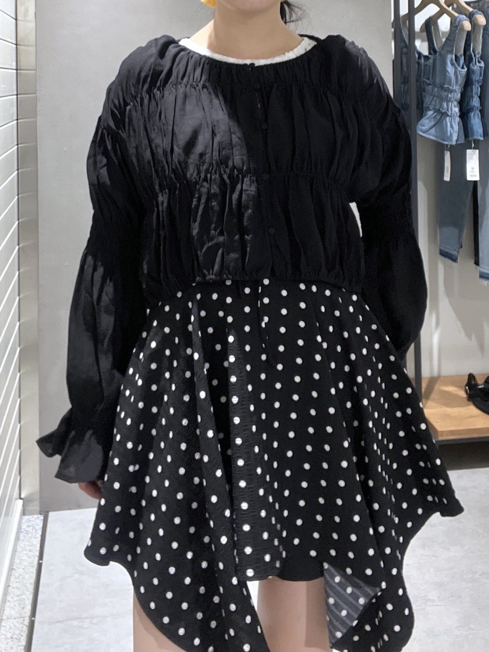 ブラック系のシャツ/ブラウス、ブラック系のワンピース、ブラック系のその他パンツを着用したレディースの春コーディネートの4枚目の写真