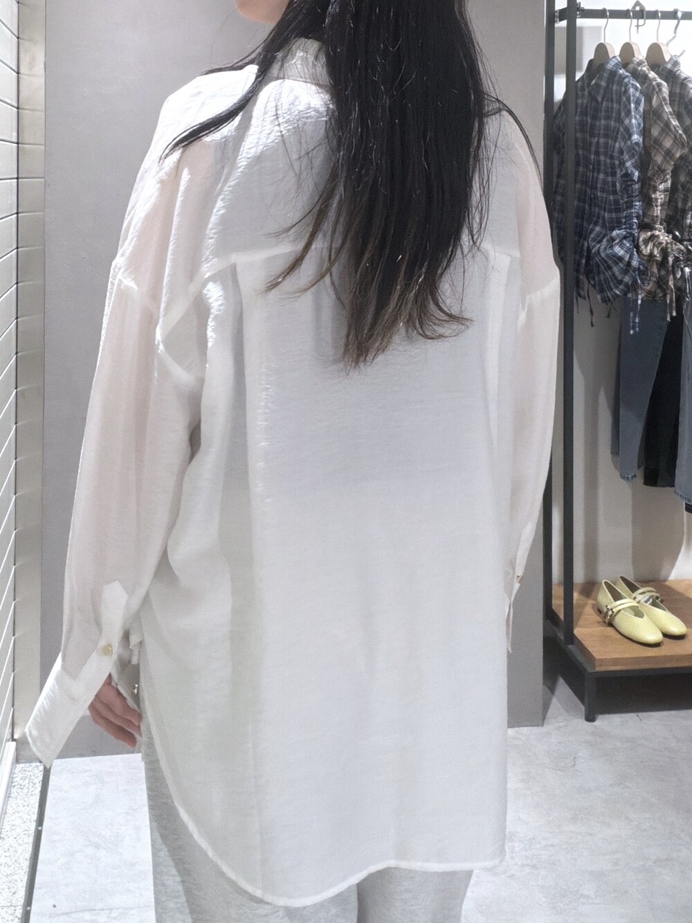 ホワイト系のシャツ/ブラウス、ベージュ系のシャツ/ブラウス、ホワイト系のその他パンツを着用したレディースの夏コーディネートの6枚目の写真