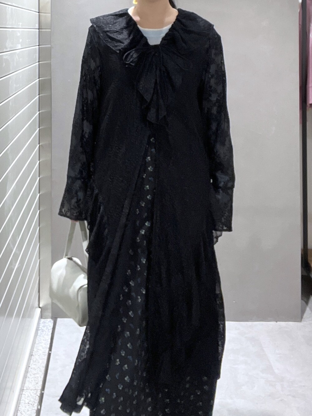 ブラック系のワンピース、ブルー系のTシャツ/カットソー、ブラック系のワンピースを着用したレディースの冬コーディネートの4枚目の写真