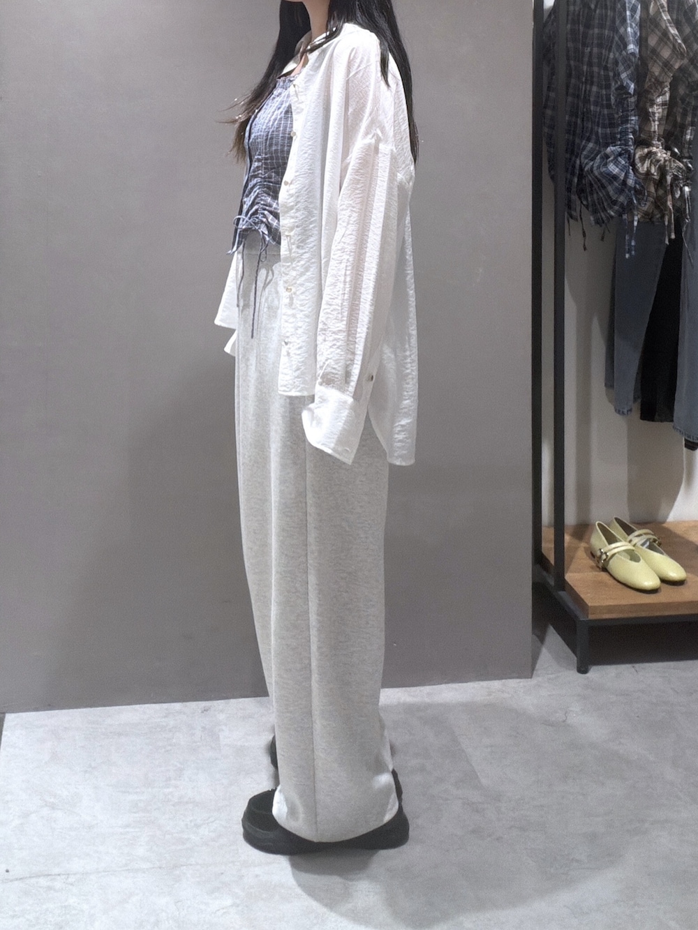 ホワイト系のシャツ/ブラウス、ベージュ系のシャツ/ブラウス、ホワイト系のその他パンツを着用したレディースの夏コーディネートの2枚目の写真