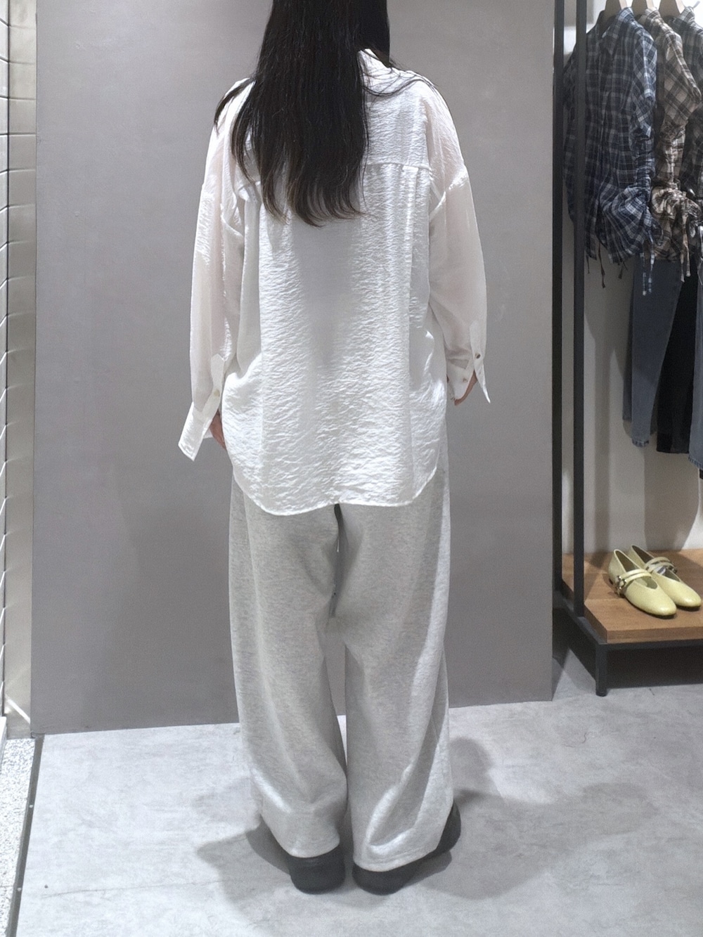 ホワイト系のシャツ/ブラウス、ベージュ系のシャツ/ブラウス、ホワイト系のその他パンツを着用したレディースの夏コーディネートの3枚目の写真