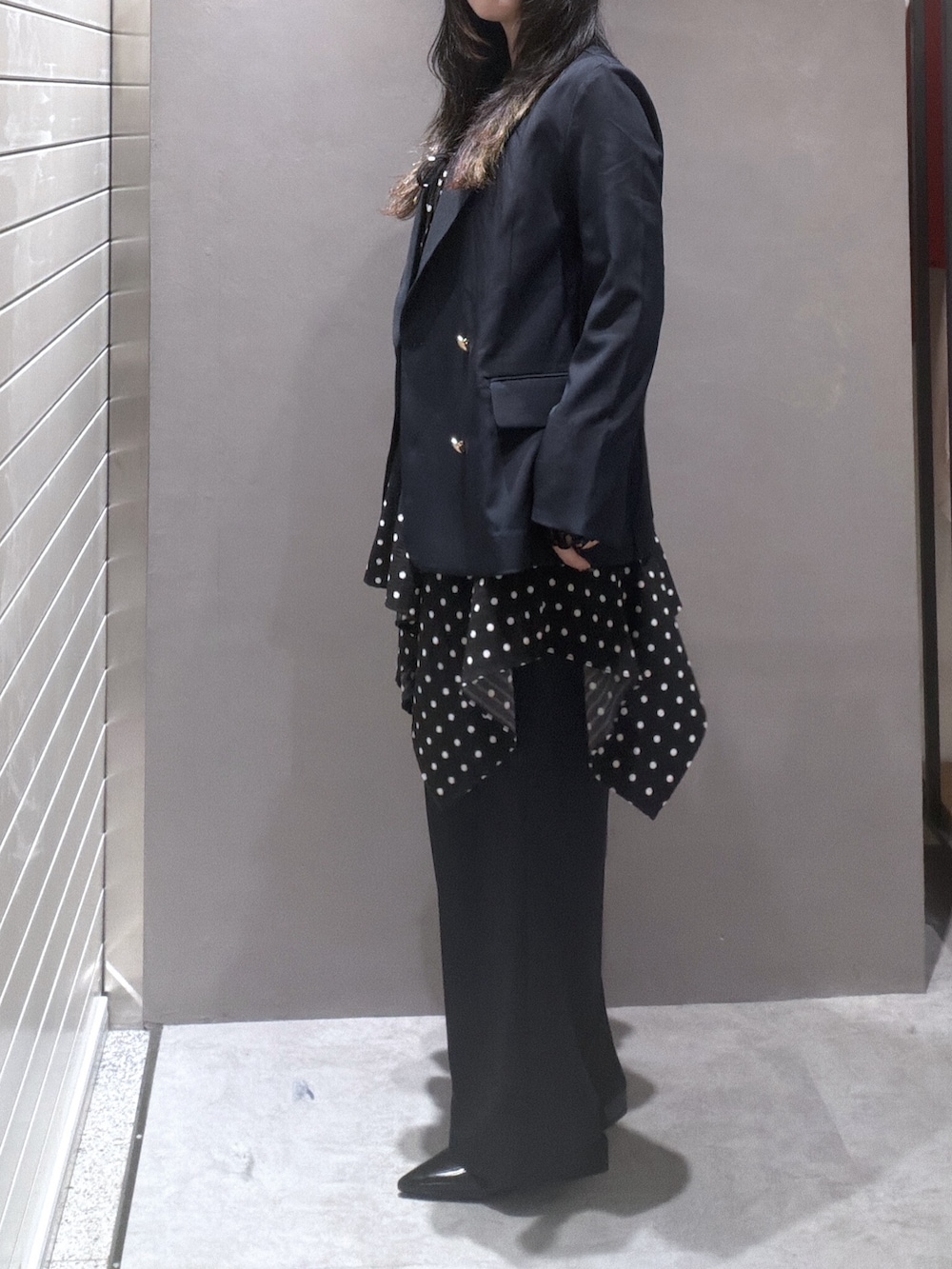 ブルー系のブルゾン、ブラック系のワンピース、ブラック系のTシャツ/カットソーを着用したレディースの春コーディネートの2枚目の写真