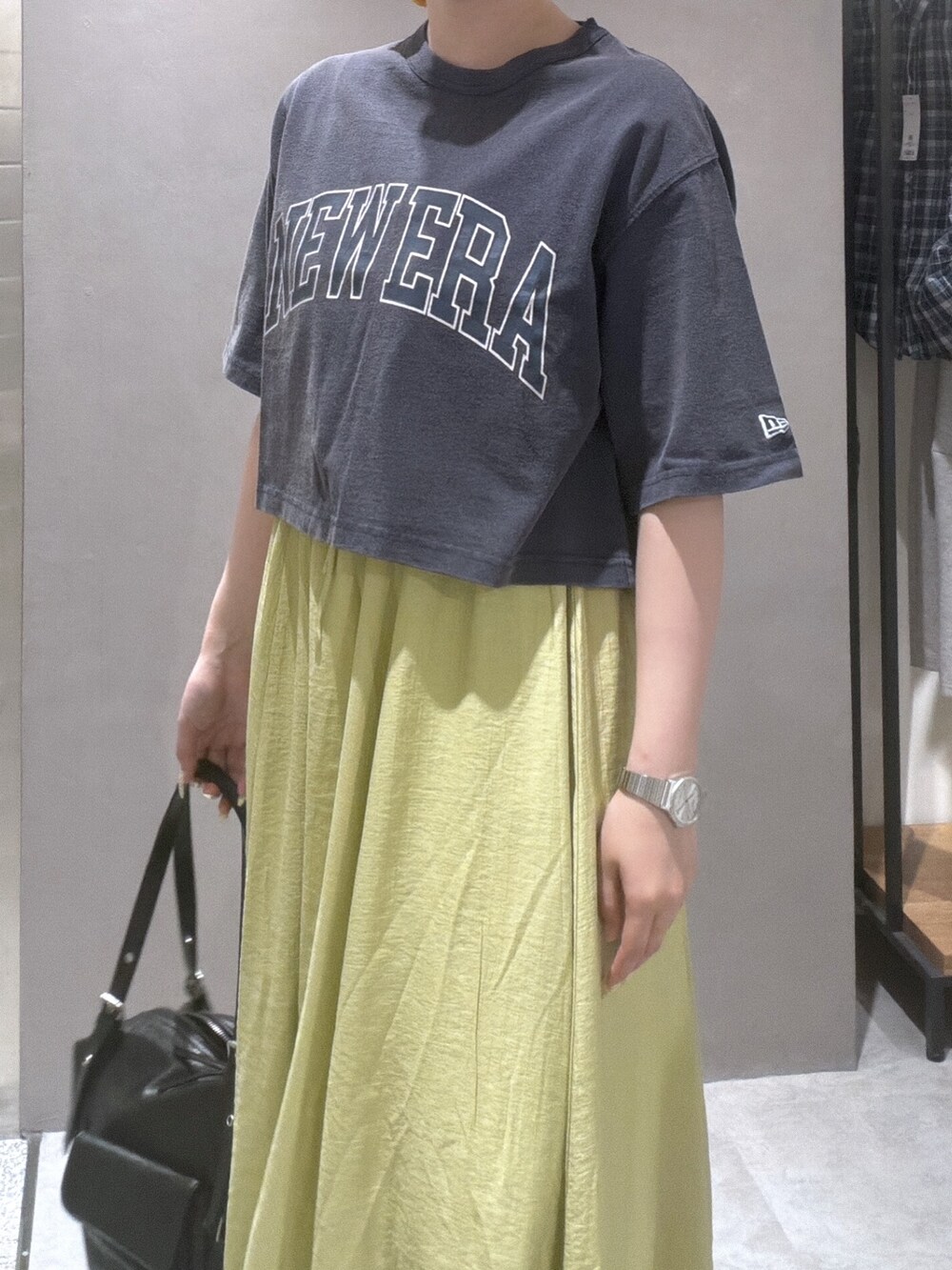 ブルー系のTシャツ/カットソー、イエロー系のワンピース、ブラック系のショルダーバッグを着用したレディースの夏コーディネートの5枚目の写真