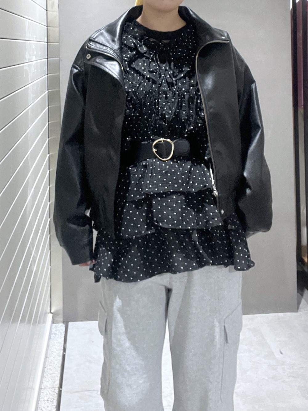 ブラック系のシャツ/ブラウス、ブラック系のブルゾン、グレー系のその他パンツを着用したレディースの冬コーディネートの4枚目の写真