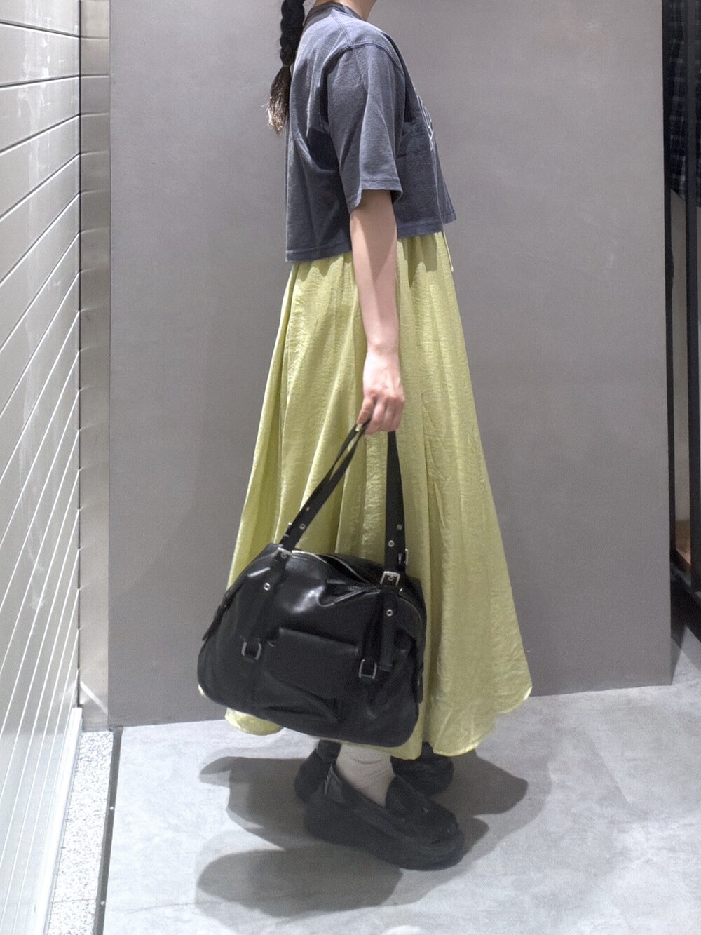 ブルー系のTシャツ/カットソー、イエロー系のワンピース、ブラック系のショルダーバッグを着用したレディースの夏コーディネートの2枚目の写真