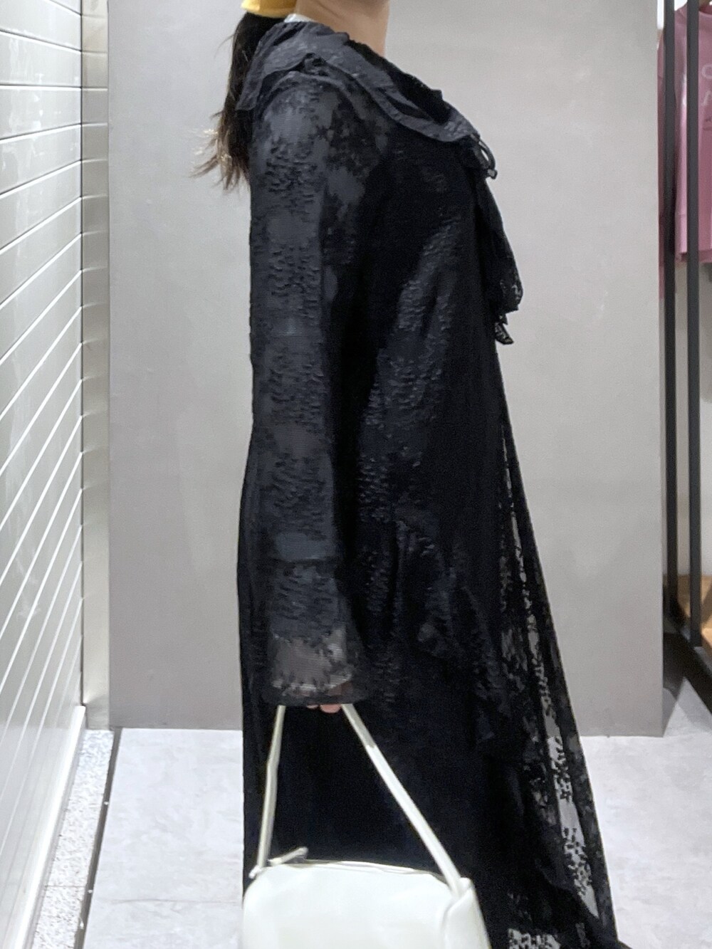 ブラック系のワンピース、ブルー系のTシャツ/カットソー、ブラック系のワンピースを着用したレディースの冬コーディネートの5枚目の写真