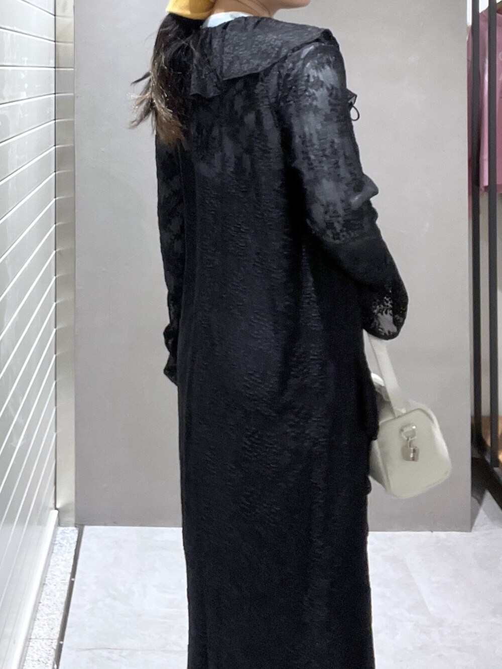 ブラック系のワンピース、ブルー系のTシャツ/カットソー、ブラック系のワンピースを着用したレディースの冬コーディネートの6枚目の写真