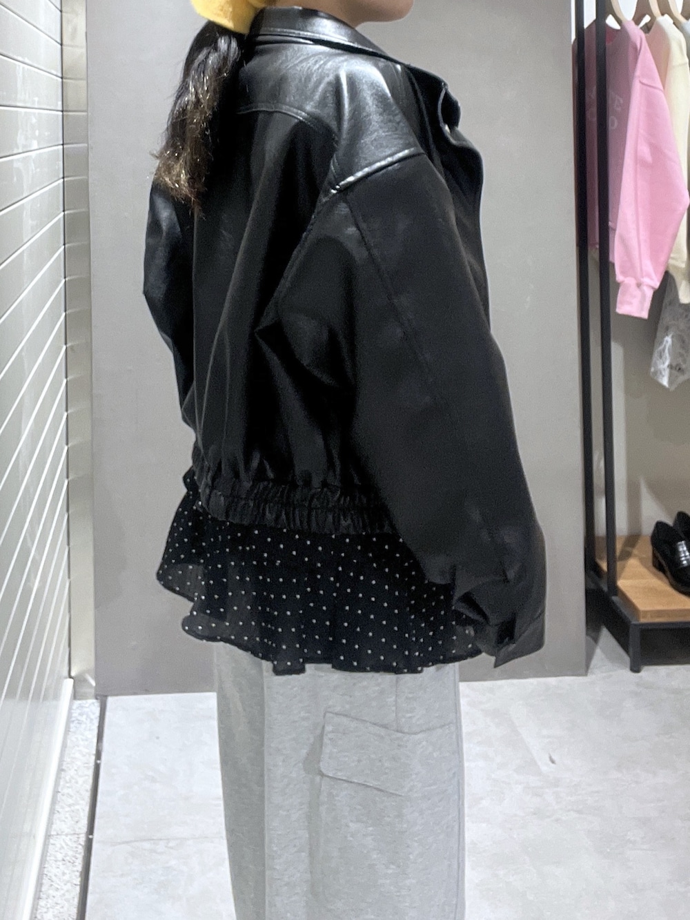 ブラック系のシャツ/ブラウス、ブラック系のブルゾン、グレー系のその他パンツを着用したレディースの冬コーディネートの6枚目の写真