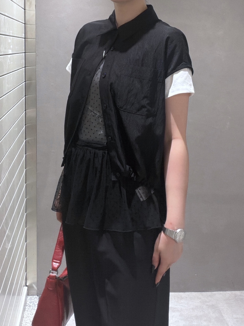 ブラック系のシャツ/ブラウス、ブラック系のTシャツ/カットソー、レッド系のショルダーバッグを着用したレディースの夏コーディネートの5枚目の写真