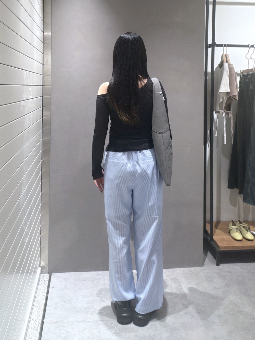 ブラック系のTシャツ/カットソー、ブルー系のその他パンツ、ブラック系のショルダーバッグを着用したレディースの春コーディネートの3枚目の写真