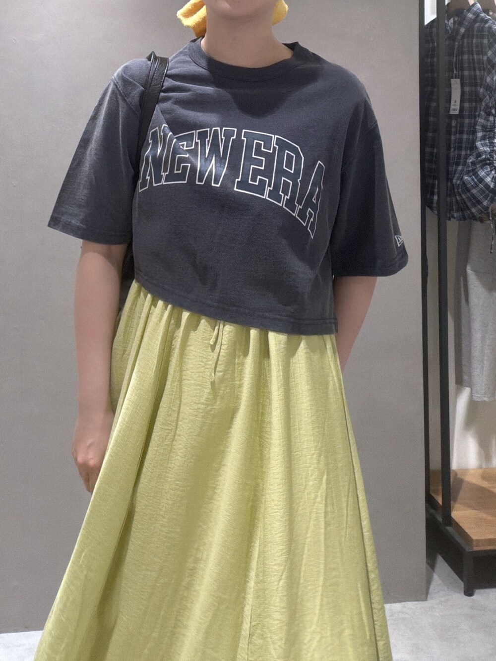 ブルー系のTシャツ/カットソー、イエロー系のワンピース、ブラック系のショルダーバッグを着用したレディースの夏コーディネートの4枚目の写真