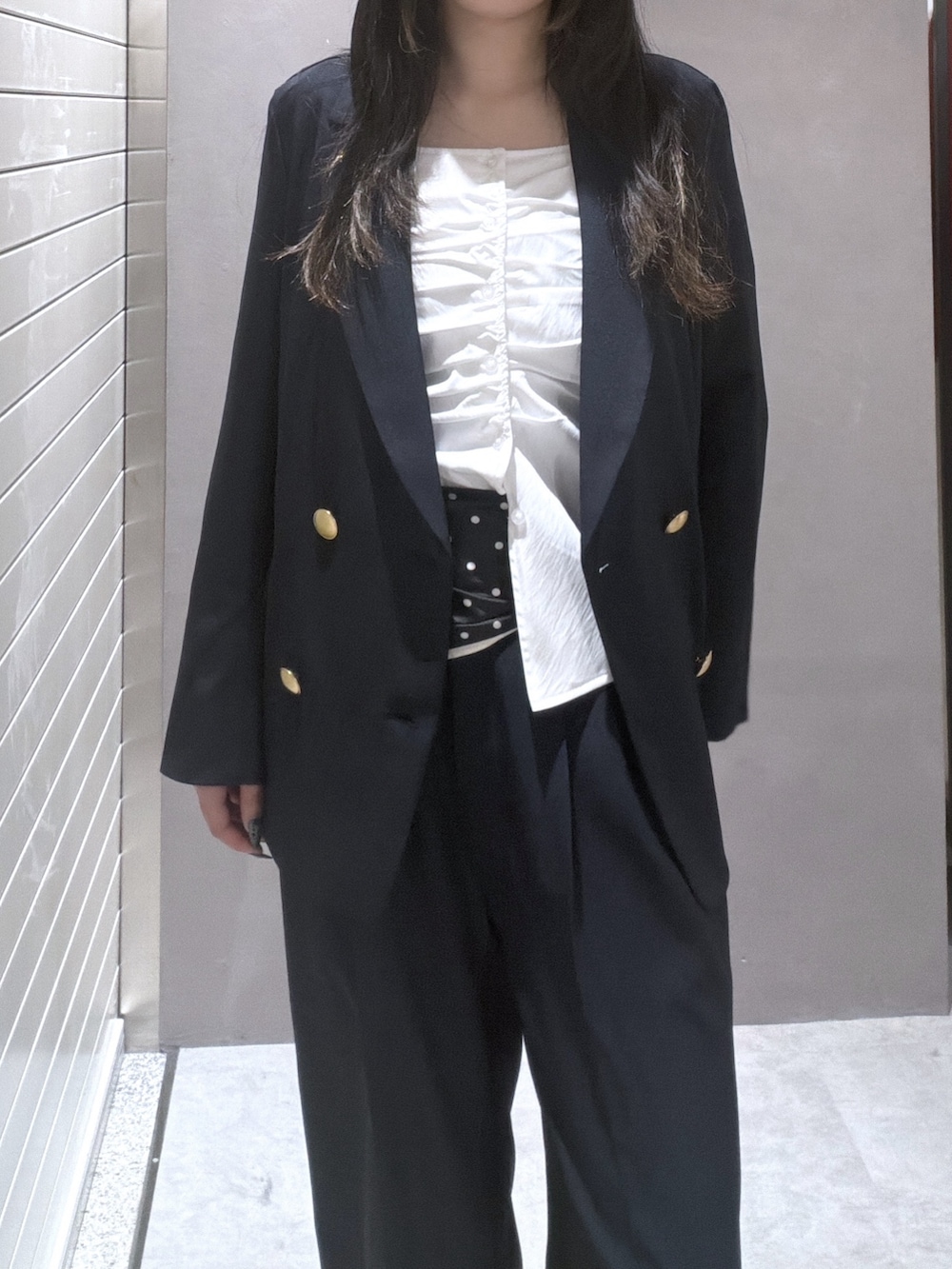 ブルー系のブルゾン、ブルー系のその他パンツ、ホワイト系のシャツ/ブラウスを着用したレディースの春コーディネートの4枚目の写真