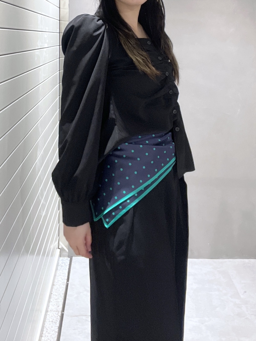 ブラック系のスラックス、ブラック系のシャツ/ブラウス、ブルー系のバンダナ/スカーフを着用したレディースの冬コーディネートの5枚目の写真