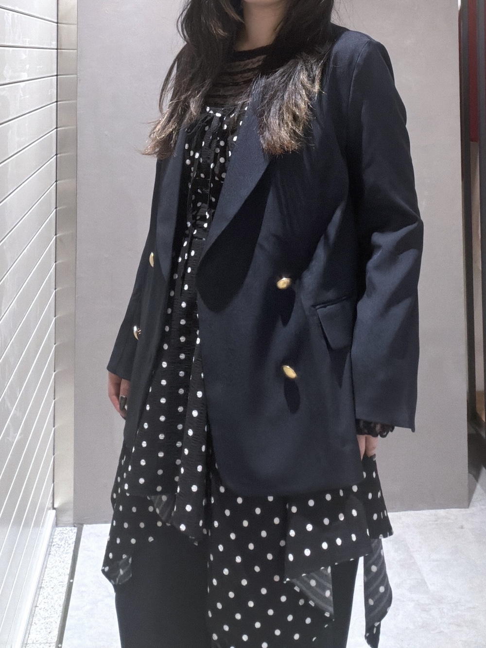 ブルー系のブルゾン、ブラック系のワンピース、ブラック系のTシャツ/カットソーを着用したレディースの春コーディネートの5枚目の写真