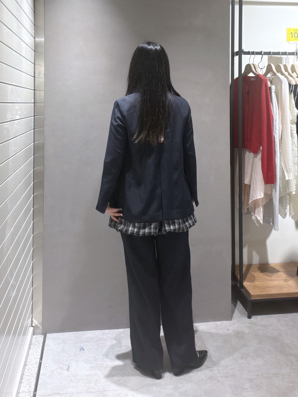 ブルー系のブルゾン、ピンク系のニット/セーター、ブラック系のスカートを着用したレディースの春コーディネートの3枚目の写真