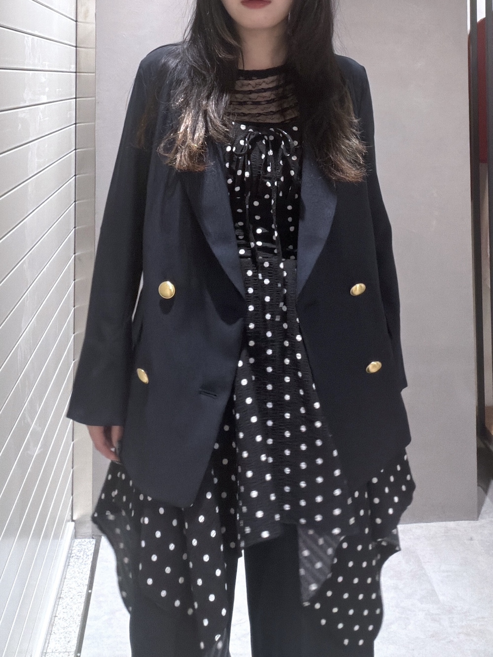 ブルー系のブルゾン、ブラック系のワンピース、ブラック系のTシャツ/カットソーを着用したレディースの春コーディネートの4枚目の写真