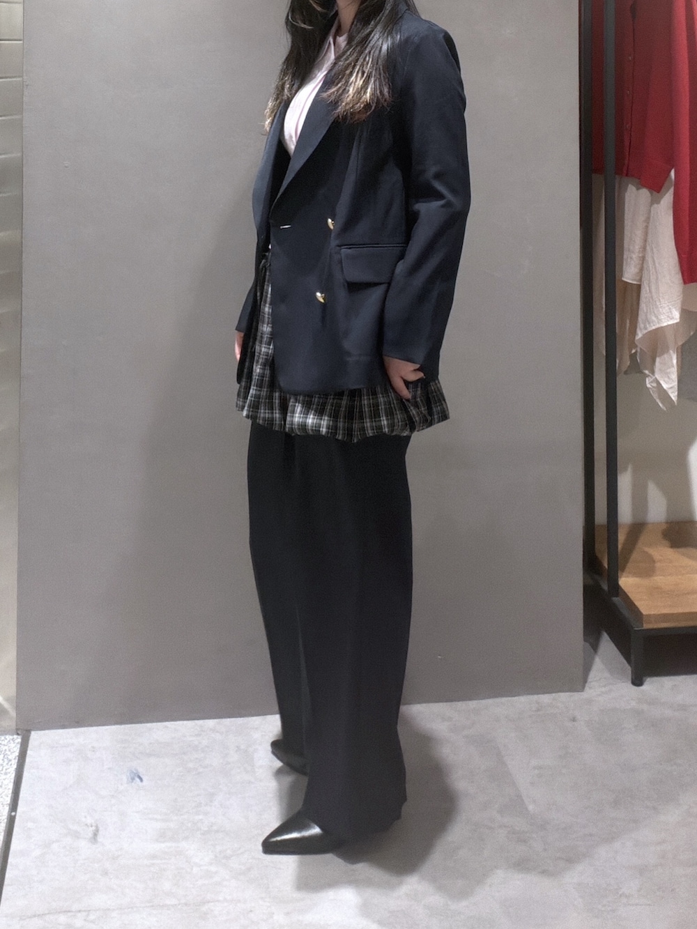 ブルー系のブルゾン、ピンク系のニット/セーター、ブラック系のスカートを着用したレディースの春コーディネートの2枚目の写真